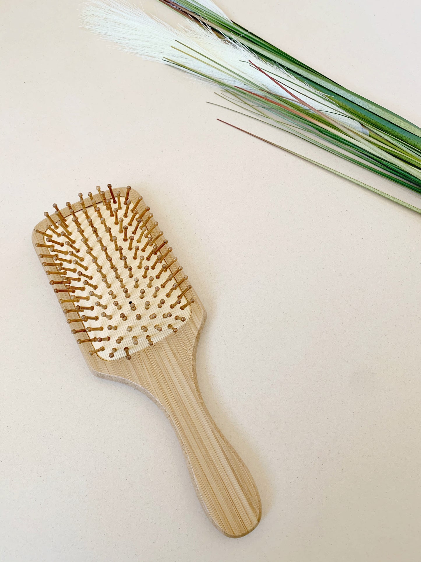 Cepillo para cabello en bambú